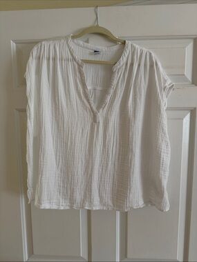 Old Navy White Gauze V-Neck Boxy Top. 2X